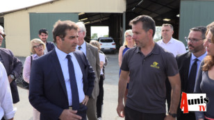 Marans. Européennes : Le député LR Christian Jacob visite les blondes d’Aquitaine de l’élevage Arsicaud