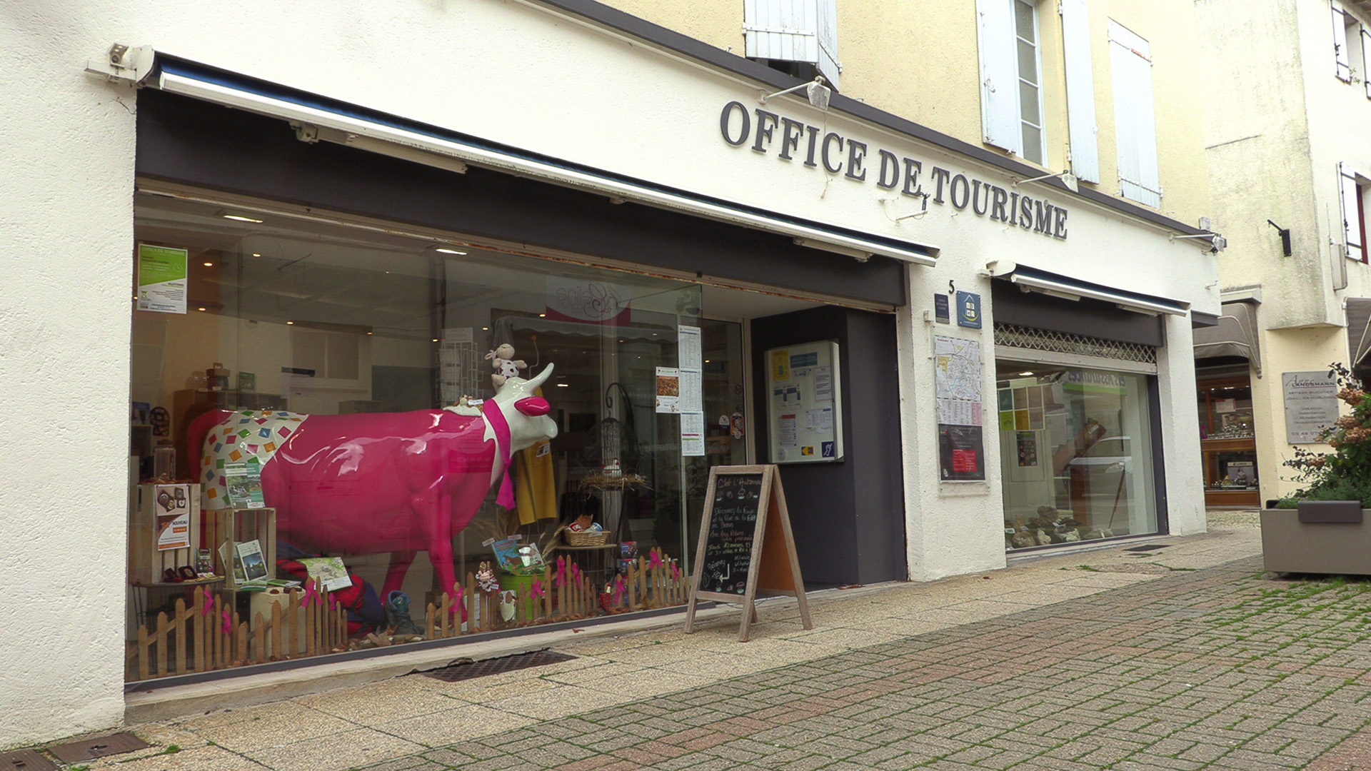 La boutique de l'office de tourisme Aunis Marais poitevin à Surgères. (© Ludovic Sarrazin)