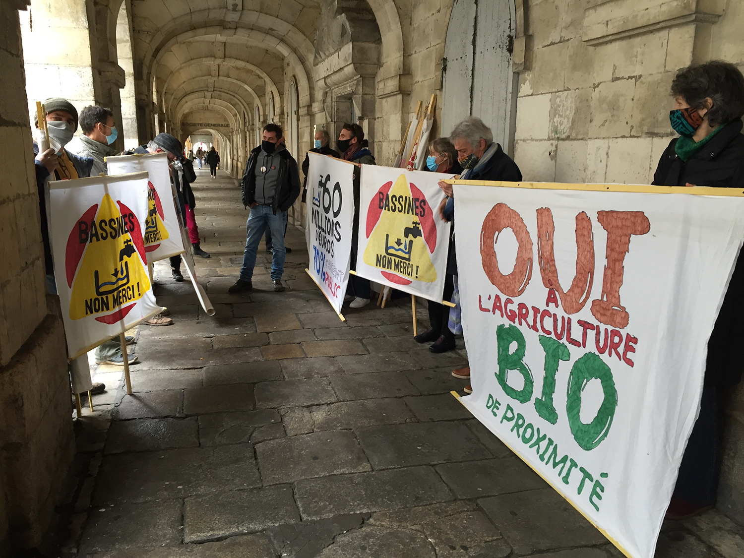 Les militants anti-bassines devant le tribunal judiciaire de La Rochelle. (©Y. Picard)