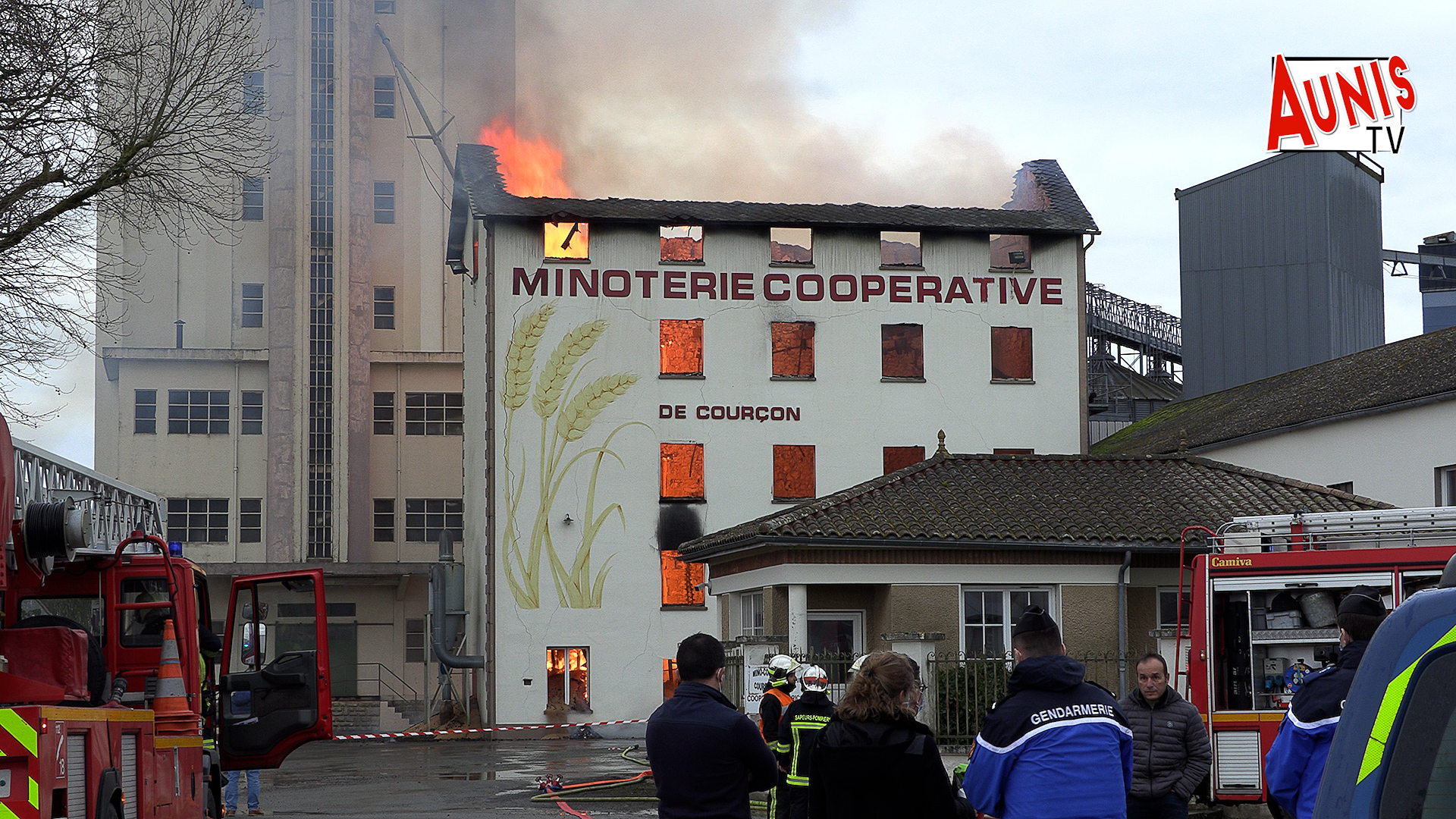 inoterie de Courçon en flamme incendie pompiers AunisTV