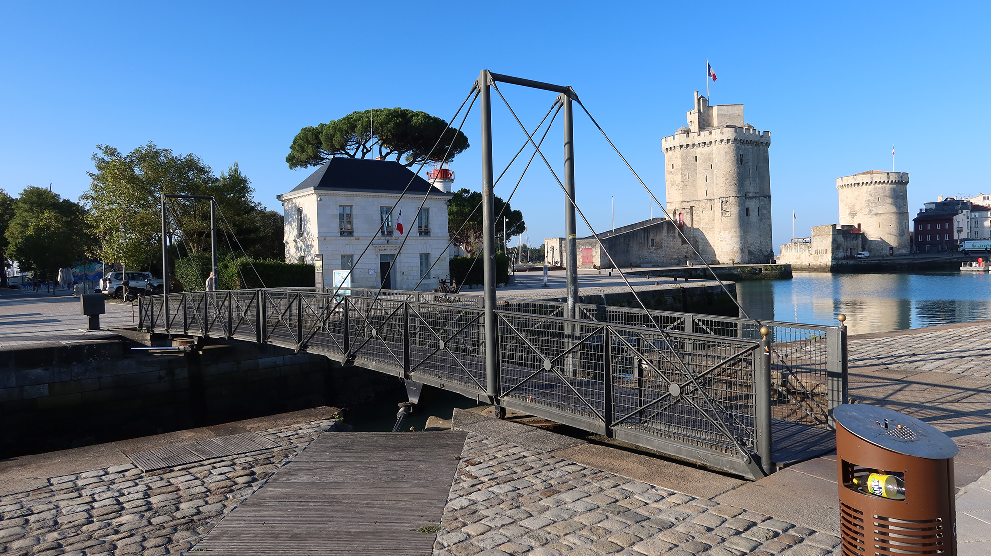 La Rochelle. Les deux Tours et la passerelle quai de carénage
