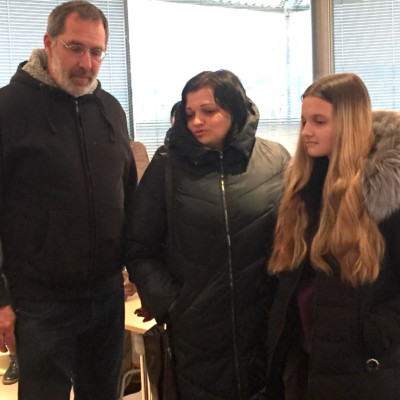 Ludovic Pacciarella accompagné de deux réfugéies ukrainiennes Oksana et Macha ©Yannick Picard