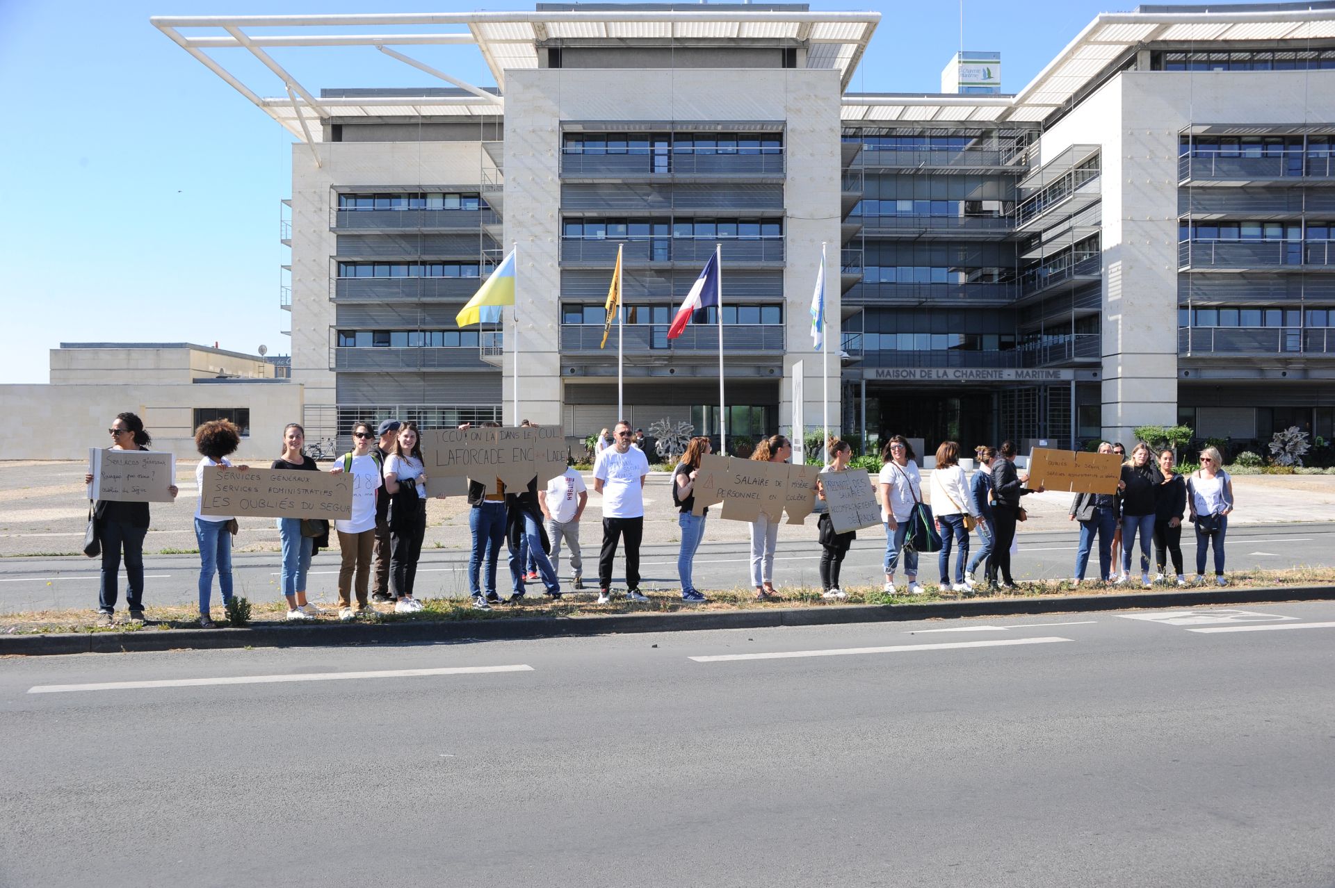 Manifestation du personnel médico social devant la maison de la Charente-Maritime (Yannick Picard)