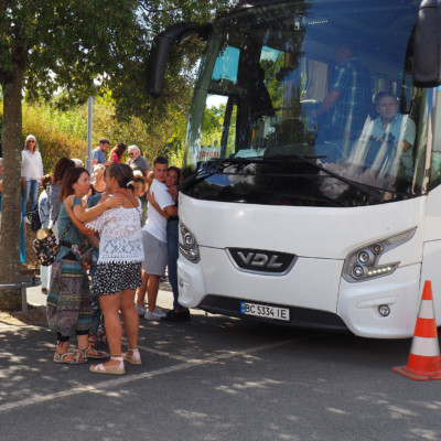De Sainte Soulle, des familles ukrainiennes rentrent au pays par bus. ©Yannick Picard