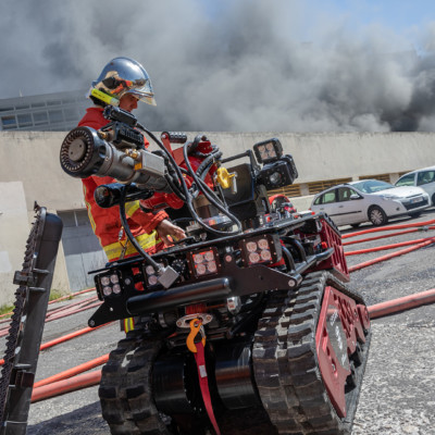 Le robot pompier Colossus en action à Marseille. (©Shark Robotics)