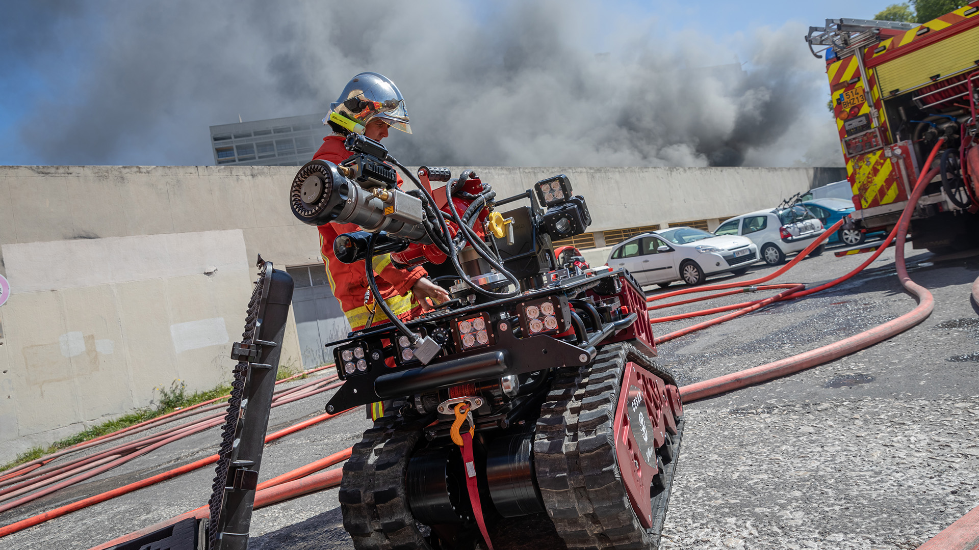 Le robot pompier Colossus en action à Marseille. (©Shark Robotics)
