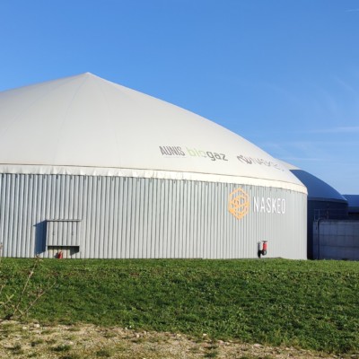 C'est l'entreprise "Aunis Biogaz" installée à Surgères qui s'occupe de la production de méthanisation de la commune.