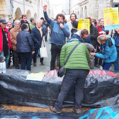 Une manifestation de soutien devant le tribunal de La Rochelle (©Yannick Picard)